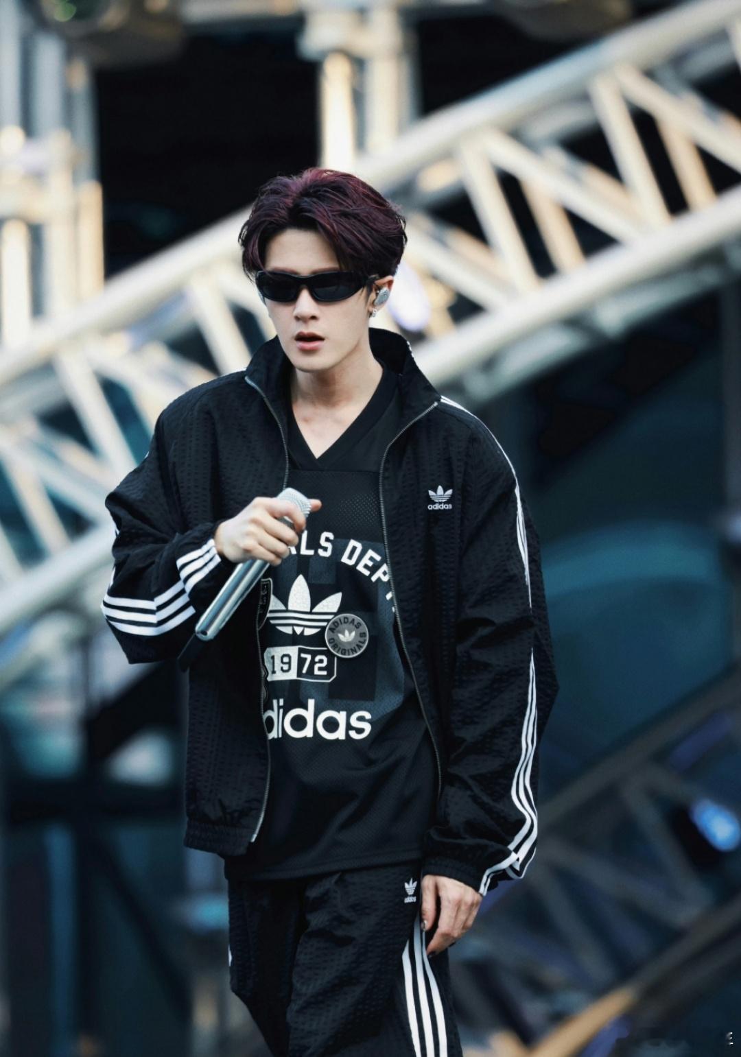 檀健次湖南卫视2025跨年彩排照檀健次湖南跨年彩排照 是谁为檀健次的跨年彩排狠狠