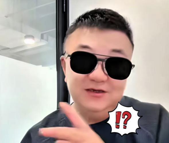 董路直播间拍桌发怒！150个足球、签名球衣、7瓶茅台，全在庆功宴上被偷了，拼尽全