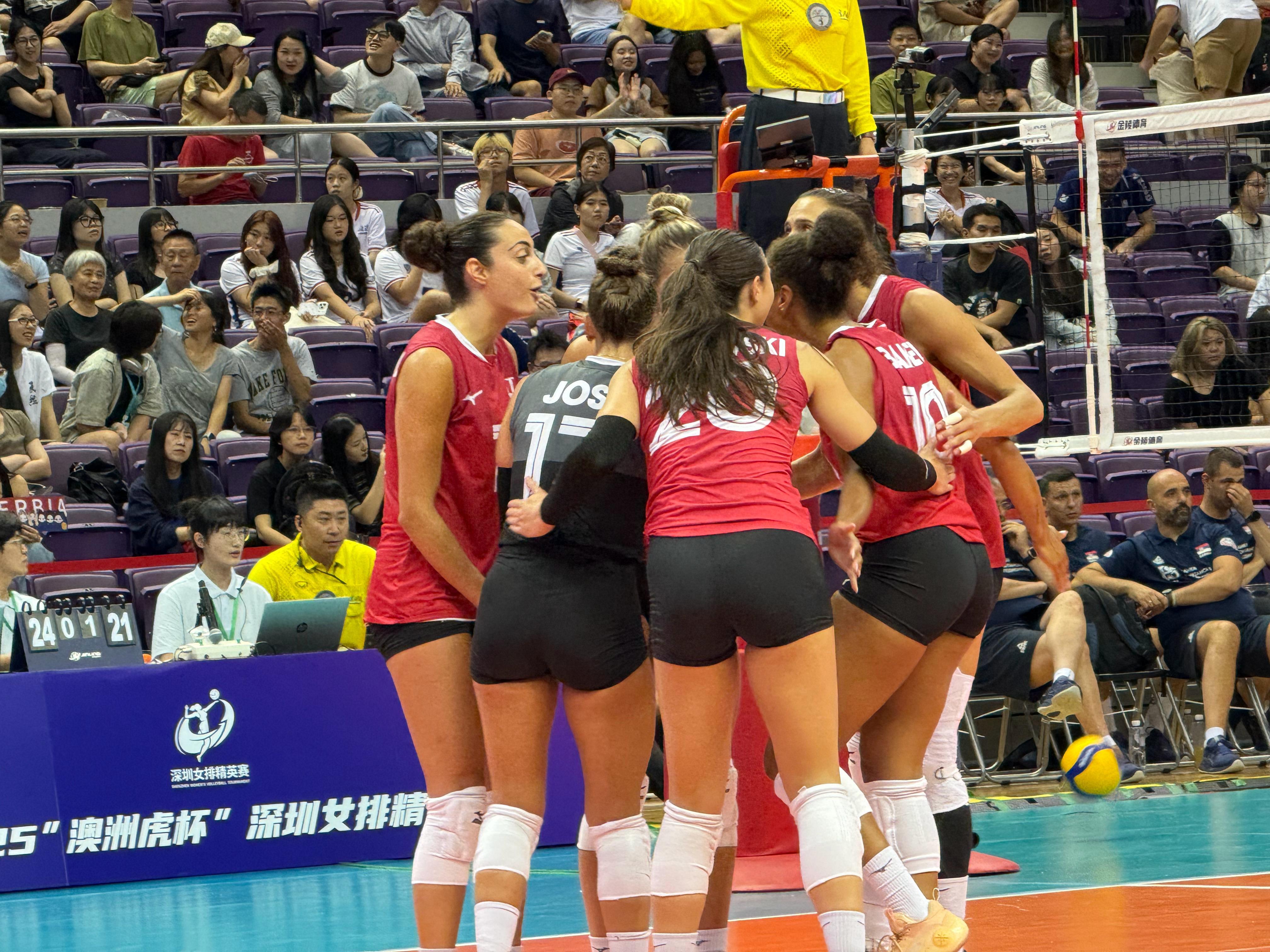 2025年深圳女排精英赛第二轮塞尔维亚女排vs加拿大女排第二局：22-25大比分