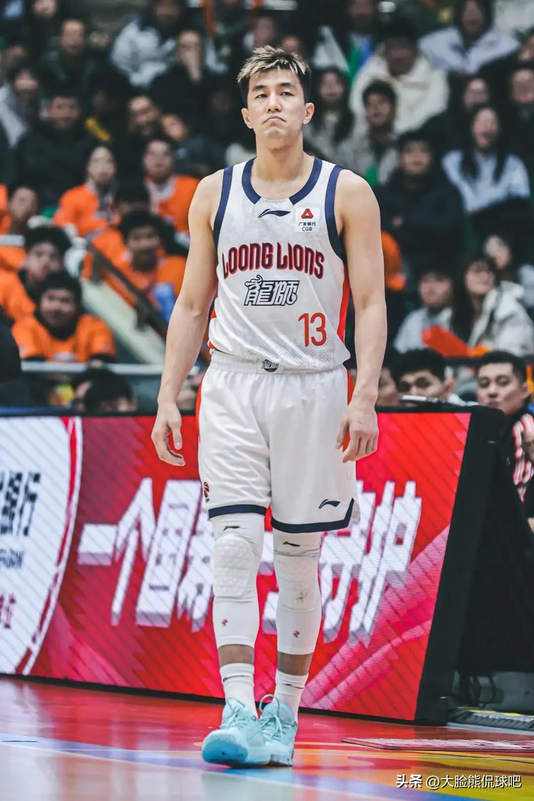 完了，郭艾伦又受伤了，郭艾伦在一次进攻中膝盖跟防守的谢智杰撞到了一起，随后痛苦倒