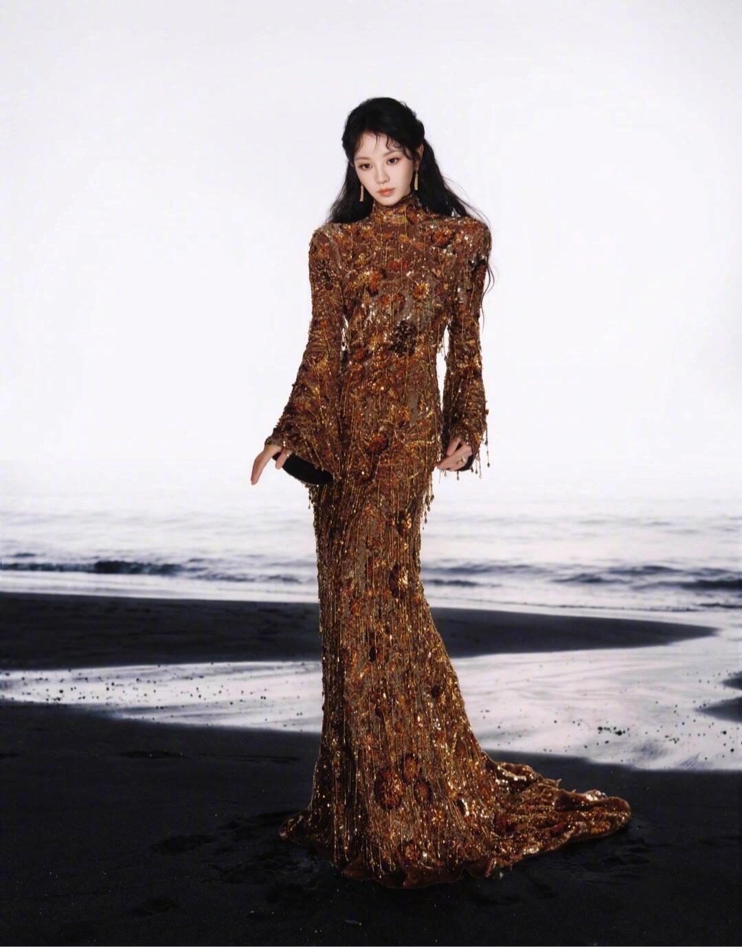 田曦薇鎏金女神降临田曦薇今日腾讯视频星光大赏活动，上身鎏金长裙亮相海岸场景，裙身