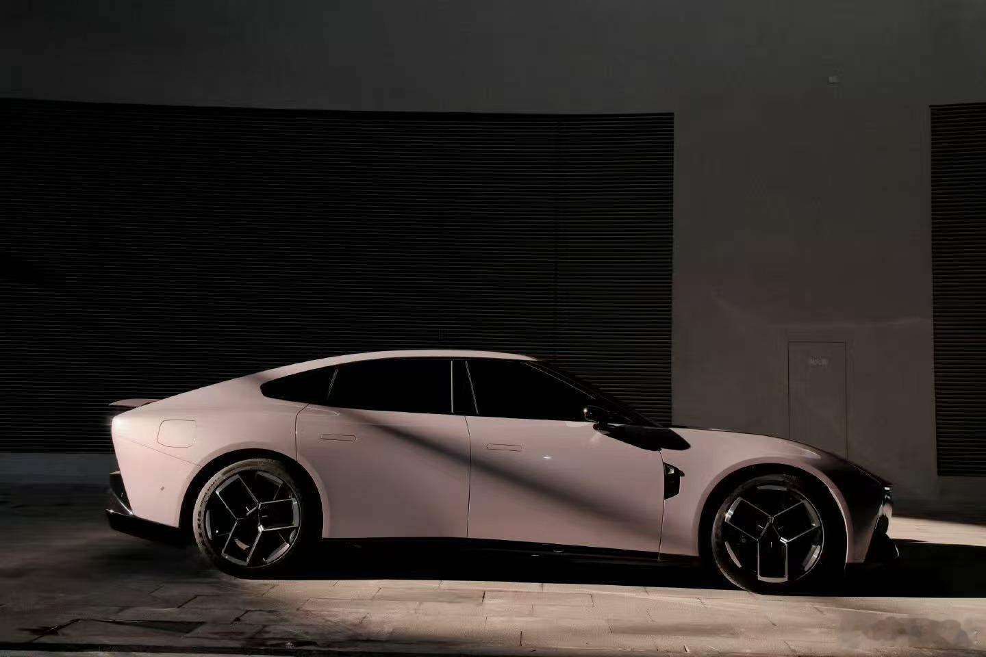 P7刚出来的时候我最喜欢的是星芒蓝，很显年轻。现在看图片觉得白色也很不错，就是不