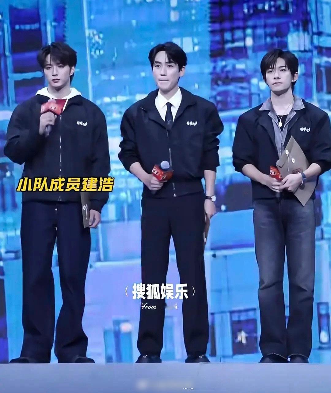 左边这个男孩是谁？身材挺优越的 