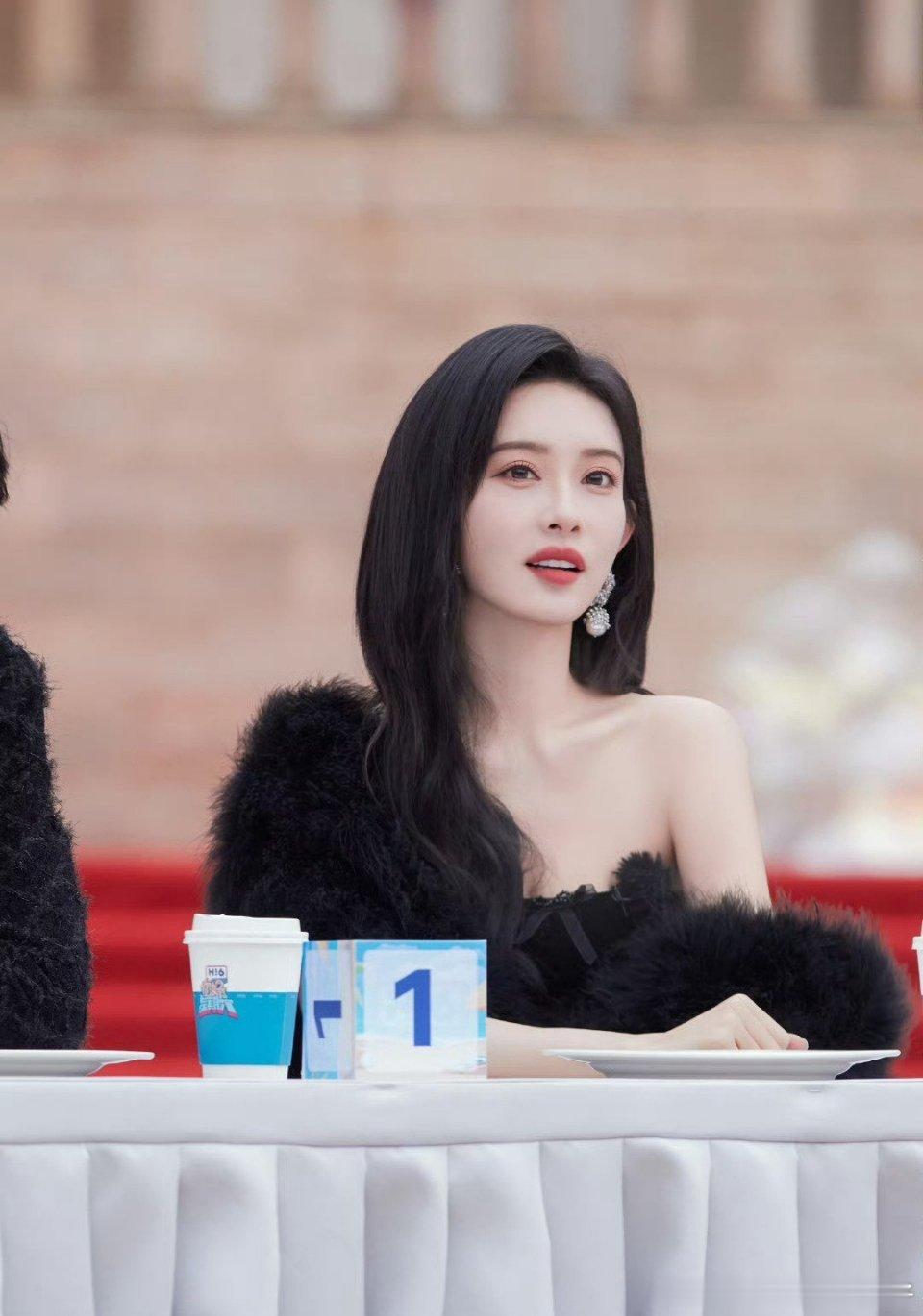 孟子义上节目穿几十块的衣服 咱孟姐主打一个经济实惠又好看！！！   在hi6中孟
