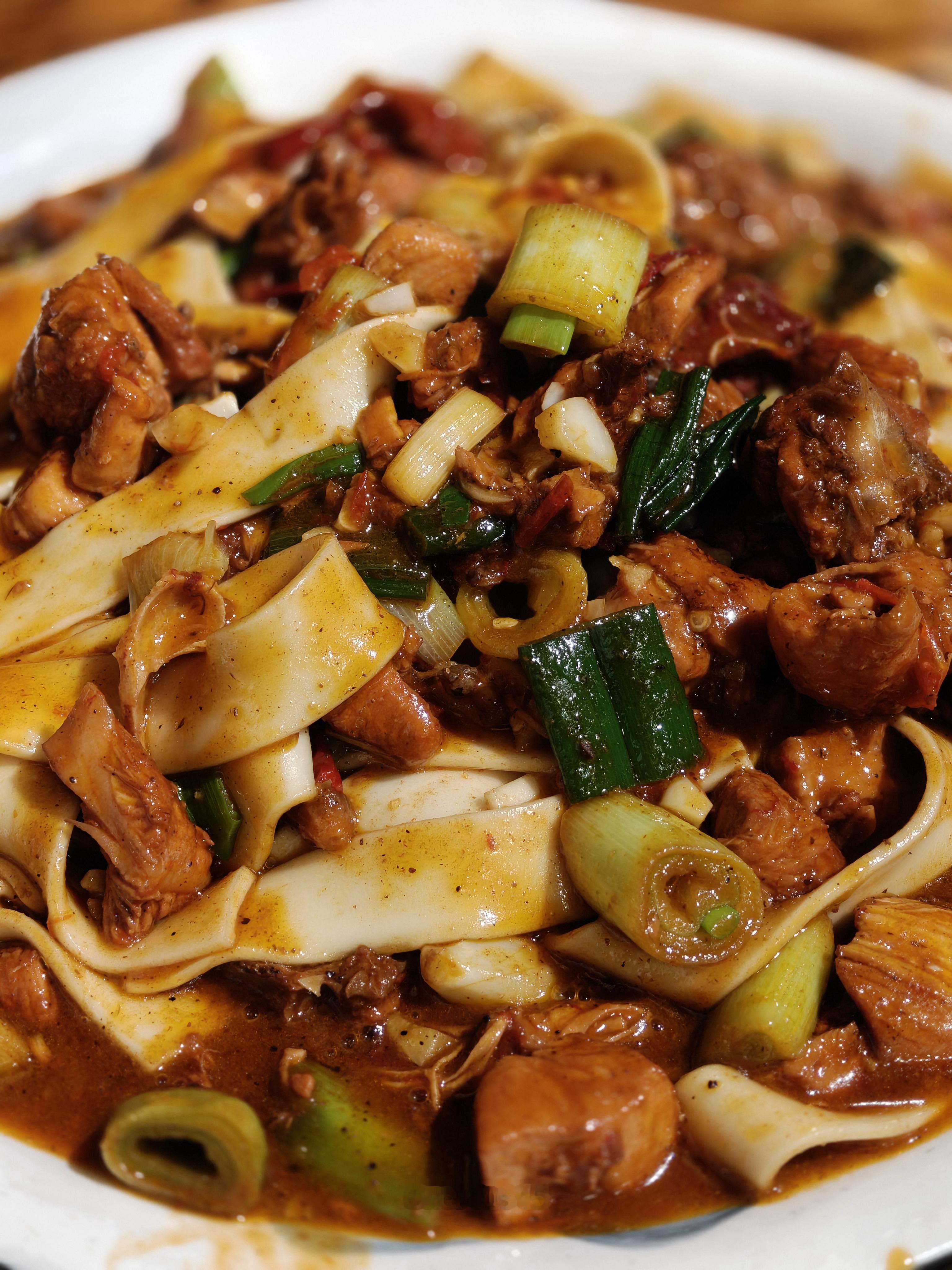 到家了～[泪]立马开车来吃辣子鸡，当然，一加15先吃！🌶🐔 ​​​