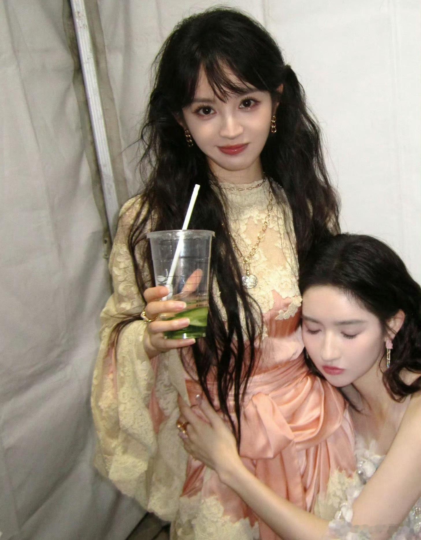 田曦薇、徐若晗撞了同款造型，谁驾驭的更好 