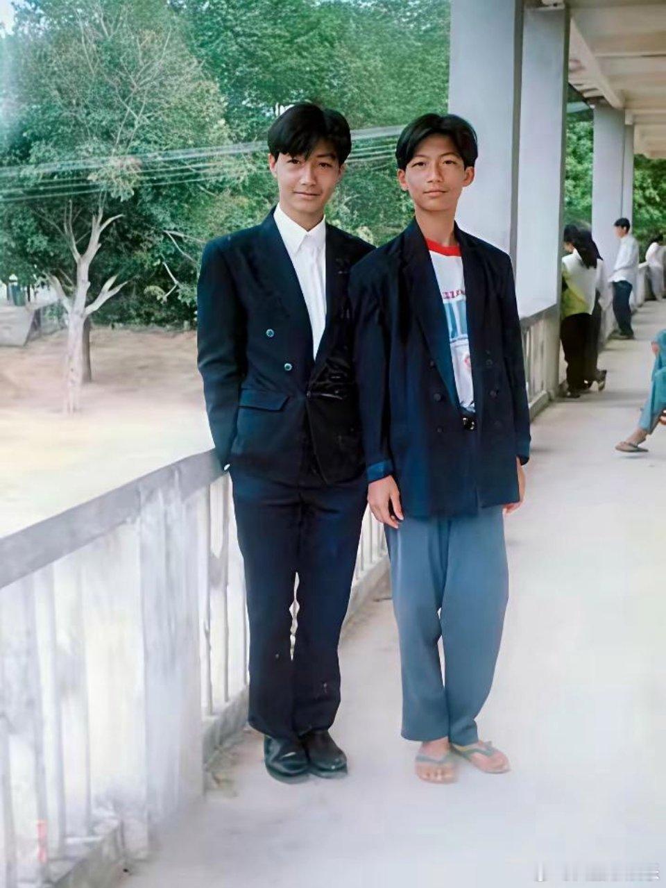 陈楚生脚上这个人字拖我也穿过，但不敢穿去学校。他好哥哥陈楚龙是真的太像了。 