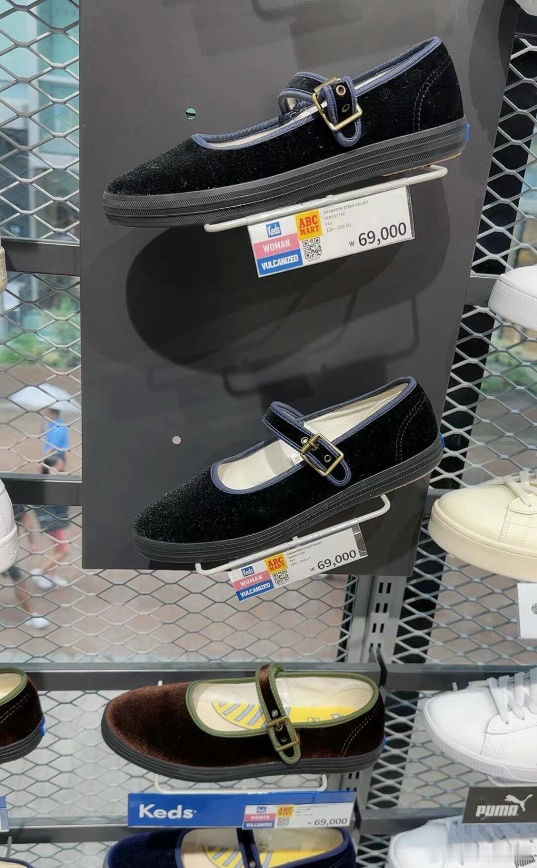 咱们的老北京布鞋，出趟国门身价都翻了近20倍，这不是我奶奶以前穿的吗。。 ​​​