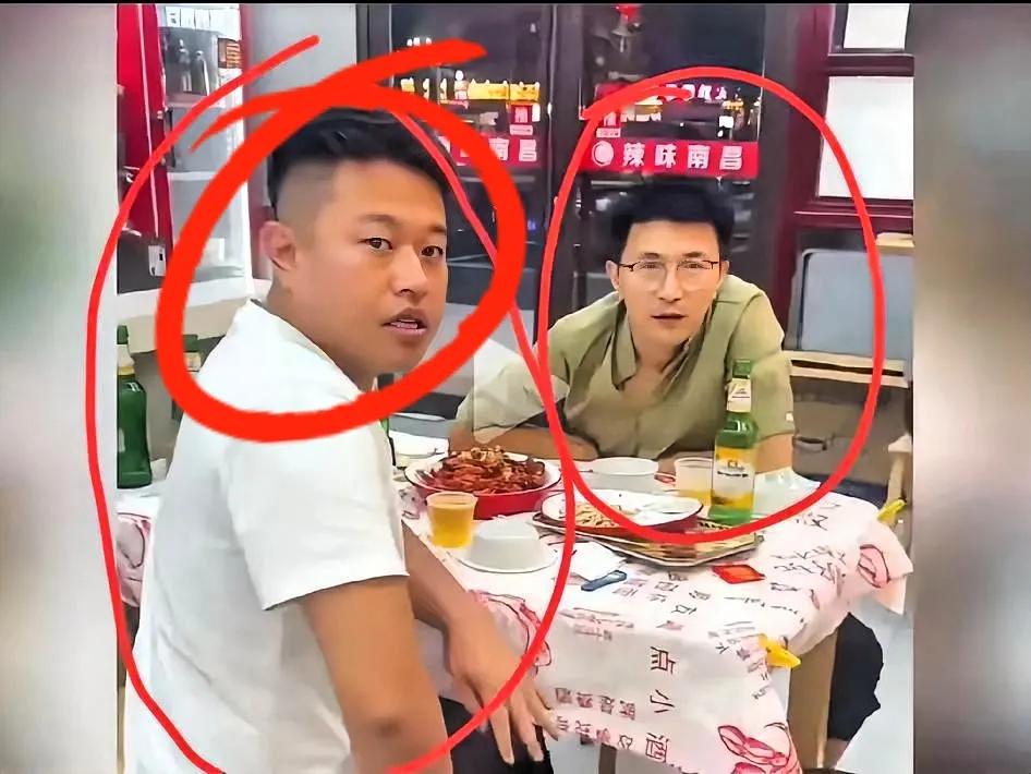记住画圈的这两个人，
他们马上就要火了。

据网上上传视频显示，该白衣男子无故摸