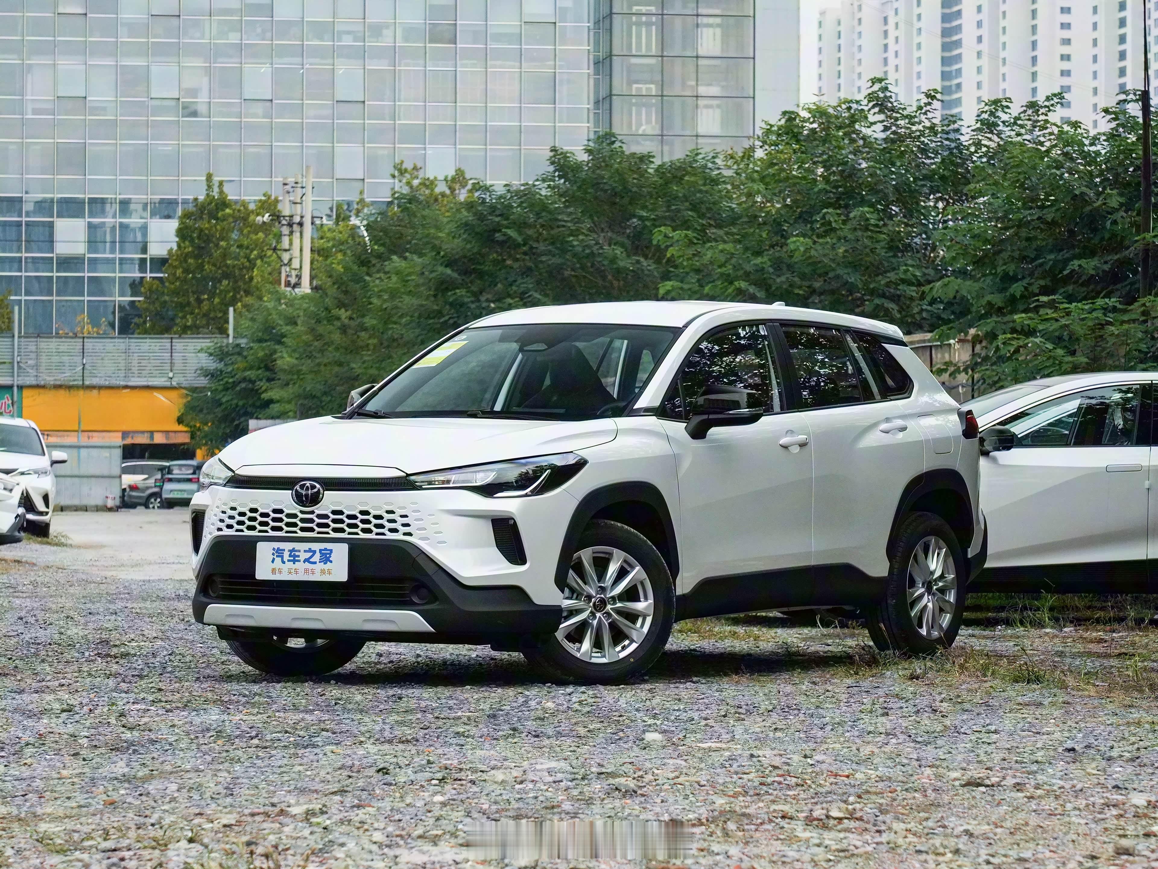 丰田新款“卡罗拉锐放”2.0L燃油版实车，新前脸看起来如何？卡罗拉锐放丰田 ​​