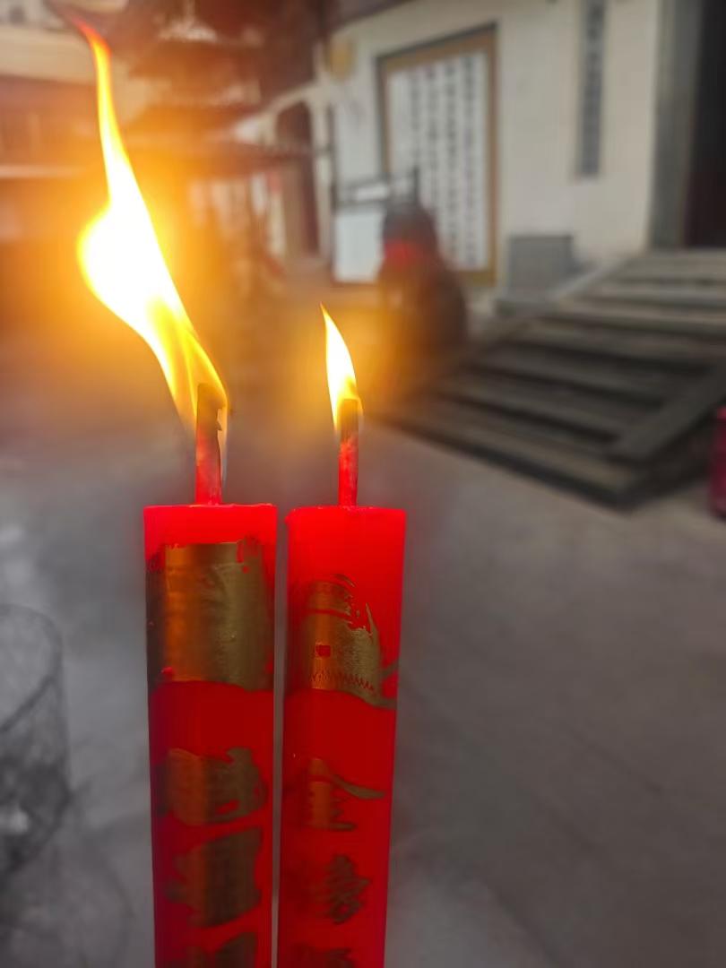 斩断情丝心犹乱 千头万绪仍纠缠    古今痴男女 谁能过情关