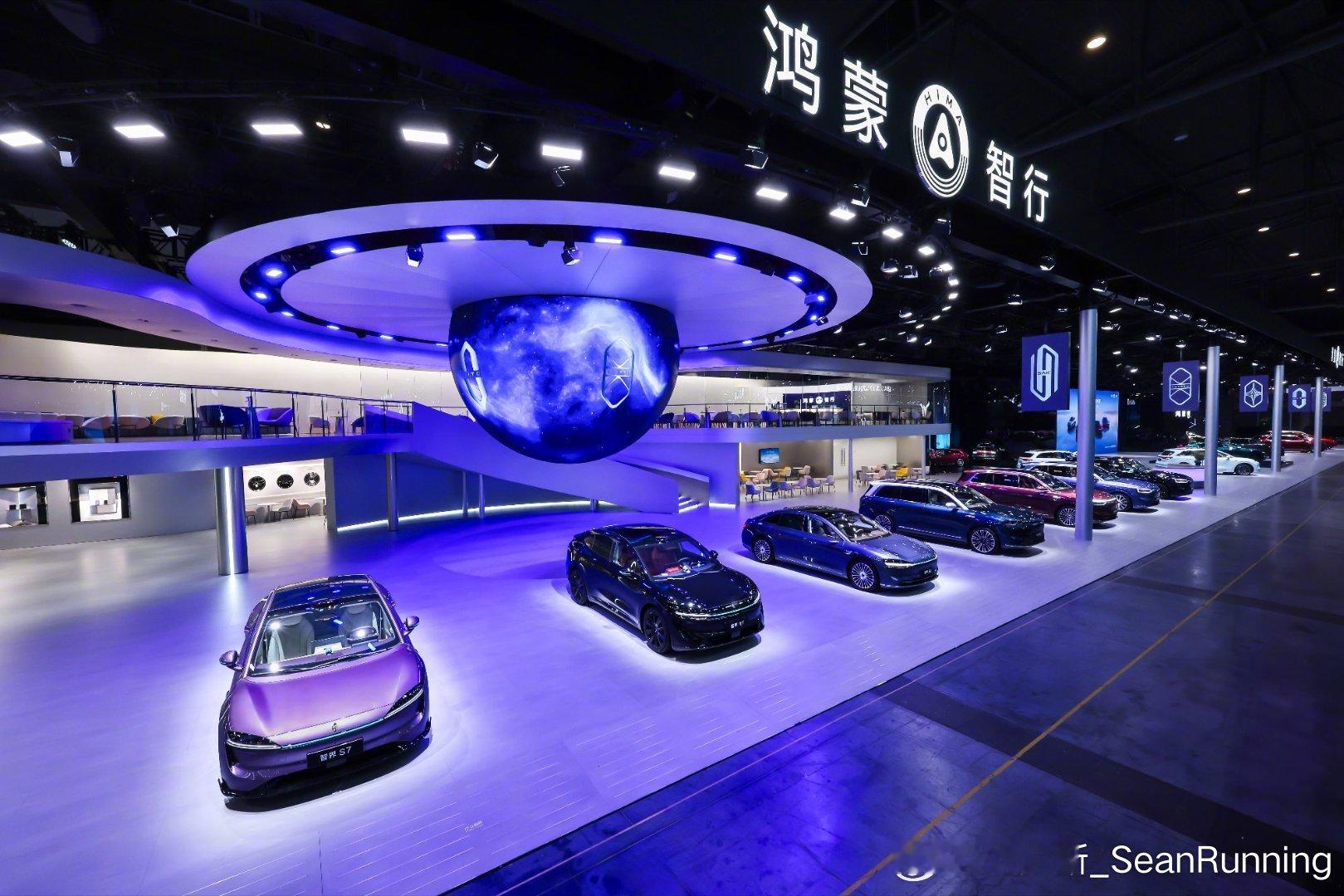鸿蒙智行成都车展五标齐发2025成都车展，鸿蒙智行展台格外有气势。问界、智界、享