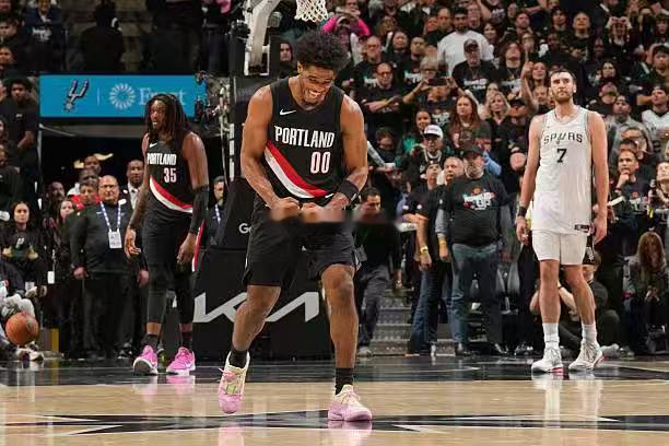 斯库特-亨德森本赛季因伤缺席了大量的比赛，伤愈复出后，亨德森的表现起起伏伏很不稳