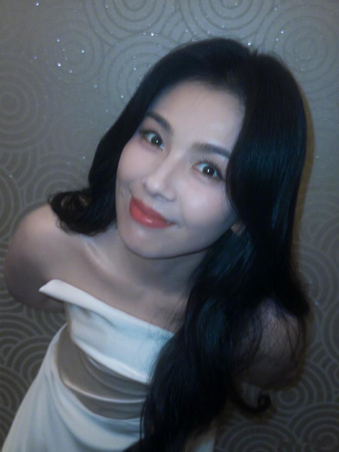 刘涛老钱风更是妈咪级别问界M9星光之夜的涛姐美到尖叫！鎏金造型把“老钱妈咪”贵气