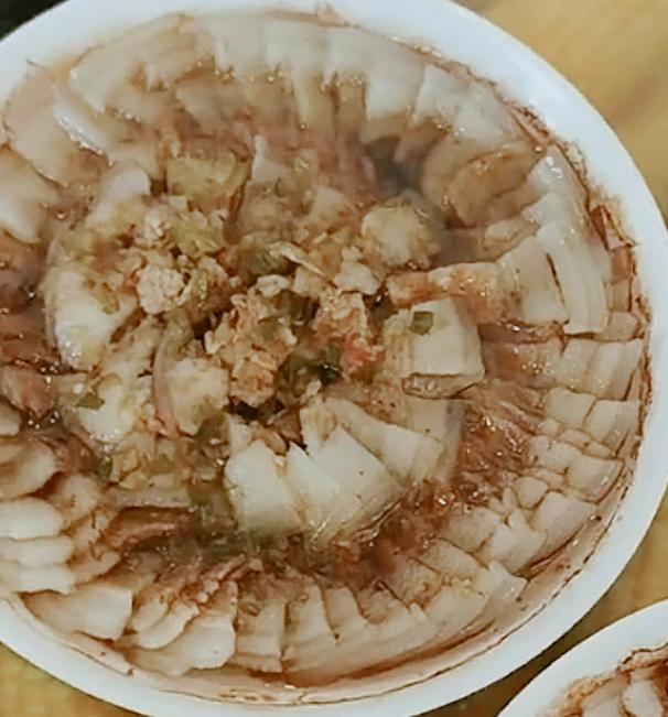 有一个视频说是北方人做的美食蒸五花肉，问南方人家里一餐能不能吃下这一盘肉？我家只