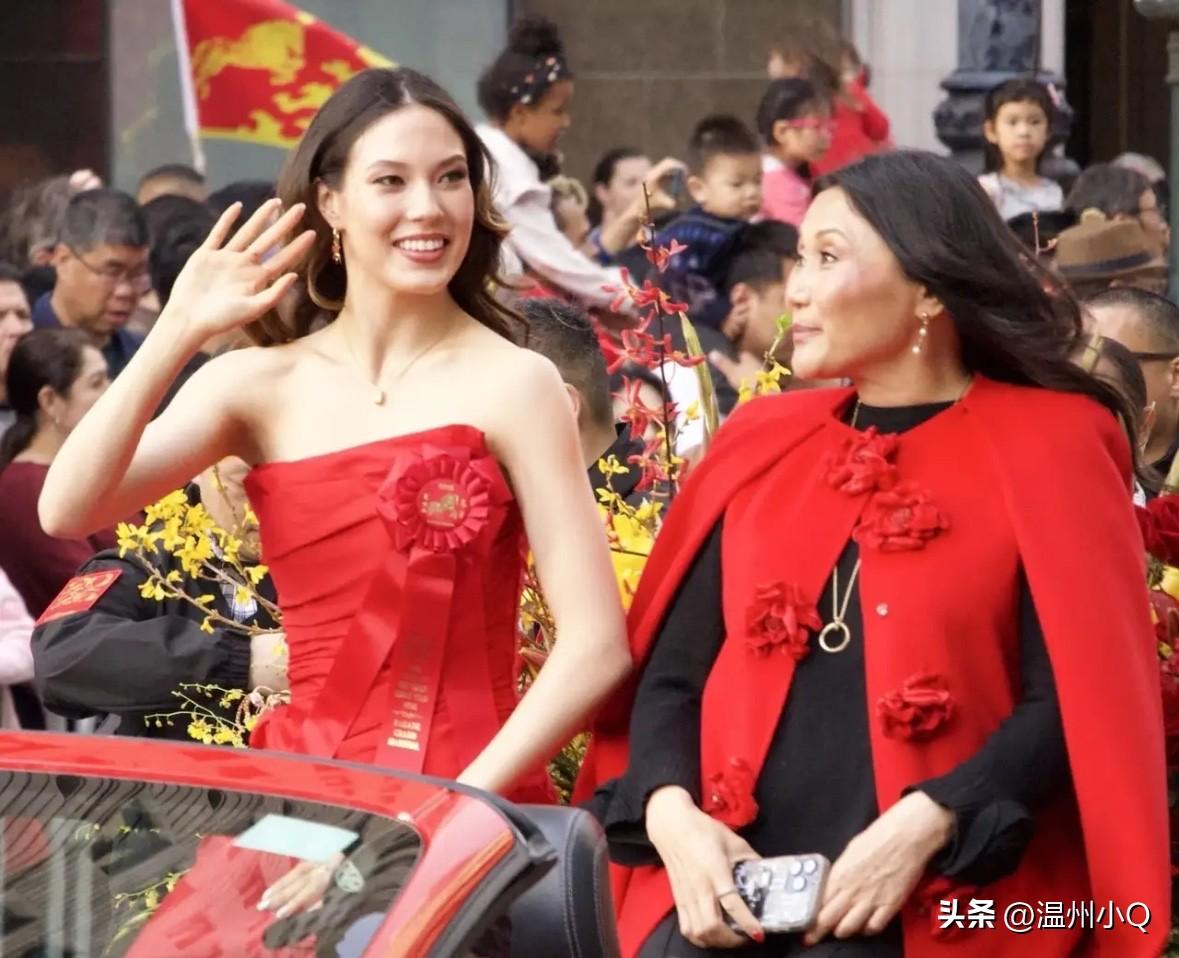 3月7日，谷爱凌和妈妈谷燕在旧金山新年花车巡游。母女俩身穿一身红，坐在野马敞篷车
