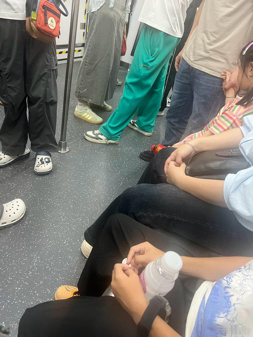 地铁里，边上的妈妈非常激动，非常大的声、手舞足蹈：“我为你买了100多的零食，为