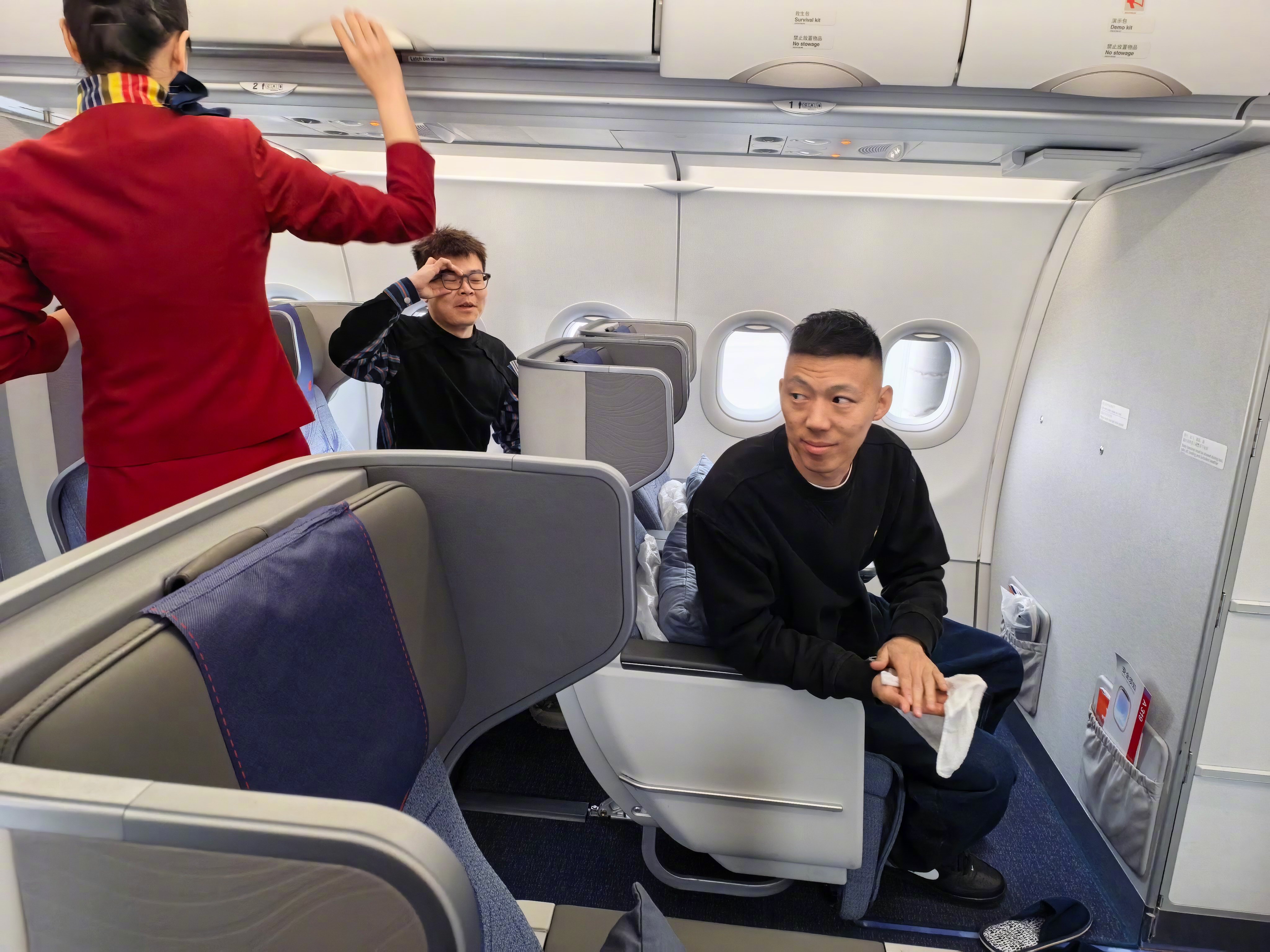 今天带三傻勇闯藏东，小吕、亢岳，准时到。尼玛，还40分钟起飞，傻子张恩博还没到机