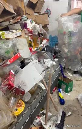 22岁小伙租房两年半，屋里垃圾堆成山，污水流到楼道才被发现！房东打开门那一刻直接