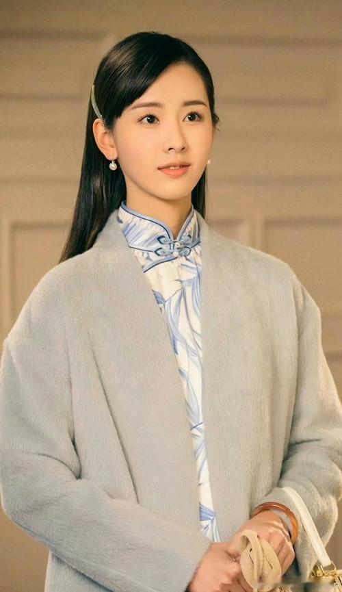 演员张瑶说，我和嘟嘟一块儿拍《孤舟》的时候，她的剧本儿写满了笔记，她的认真是我这