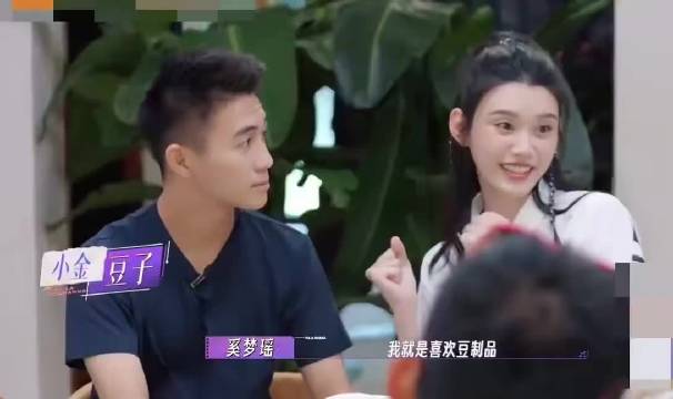 #何猷君说奚梦瑶是家族骄傲#奚梦瑶时隔八年重返维密压轴走秀，何猷君发文力挺，称其是家族的骄傲。 ​