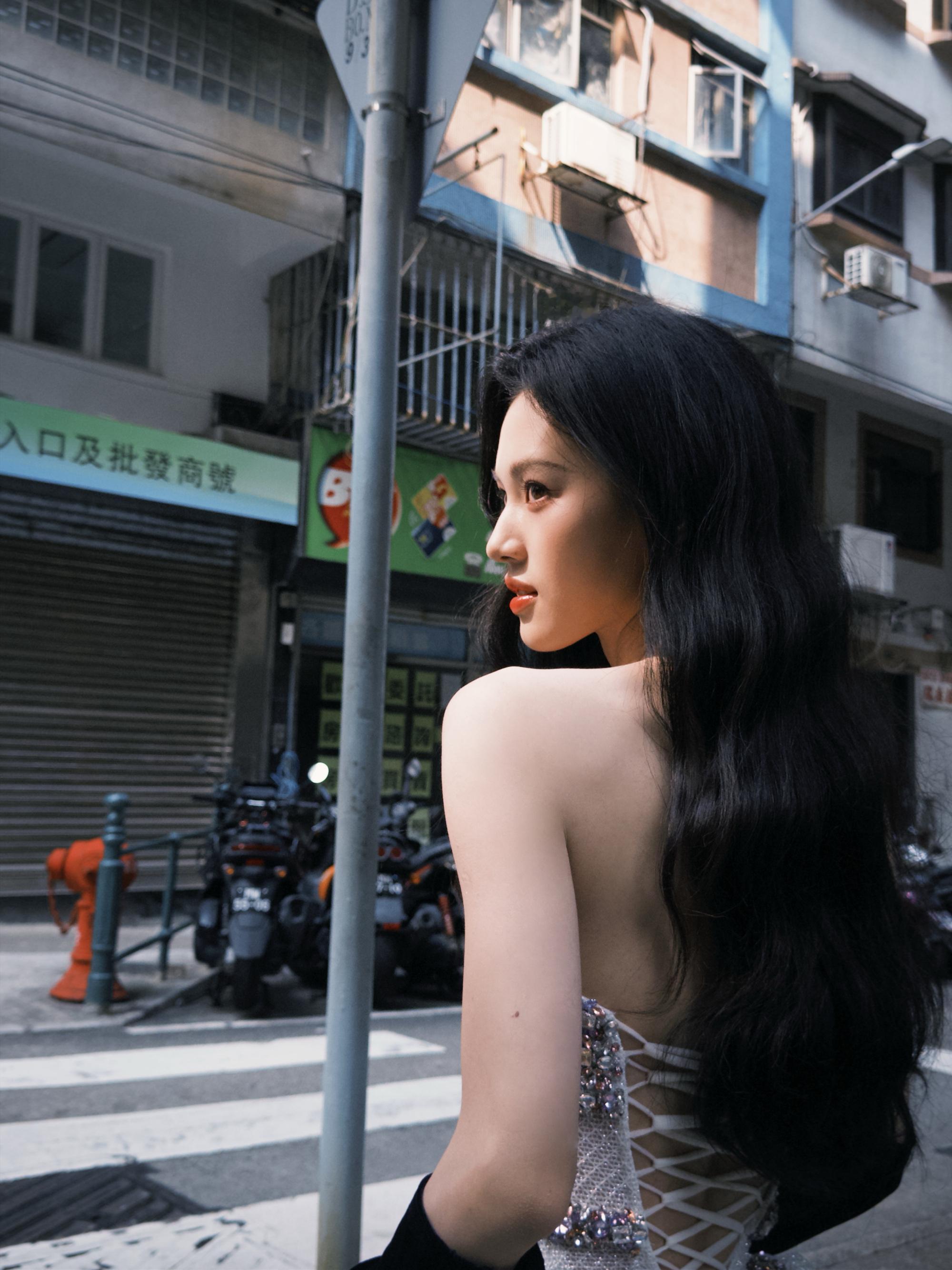 沈羽洁现实版落跑千金没错了宝子们快看！沈羽洁今天这造型绝了，白色礼裙搭配海藻长发