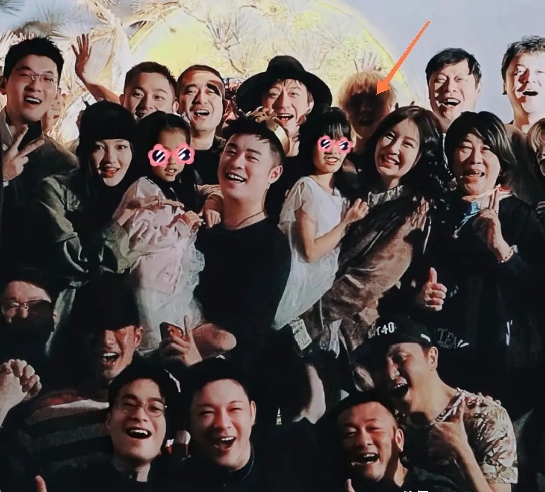 陈赫补发生日照，“铁三角”邓超鹿晗在c位，马頔搂范志毅像小孩！ 