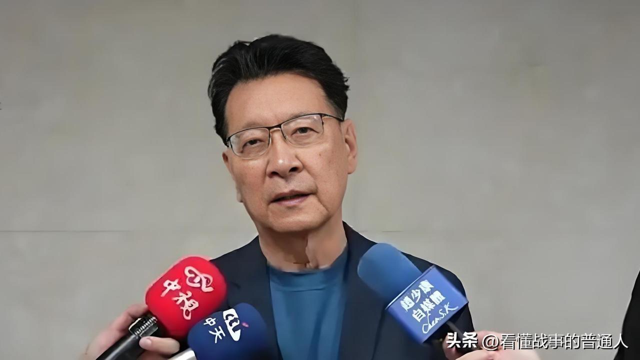 王鸿薇在记者会上拍了桌子：人家把线划到你们脸上了，你们居然拍手叫好？民进党外事部