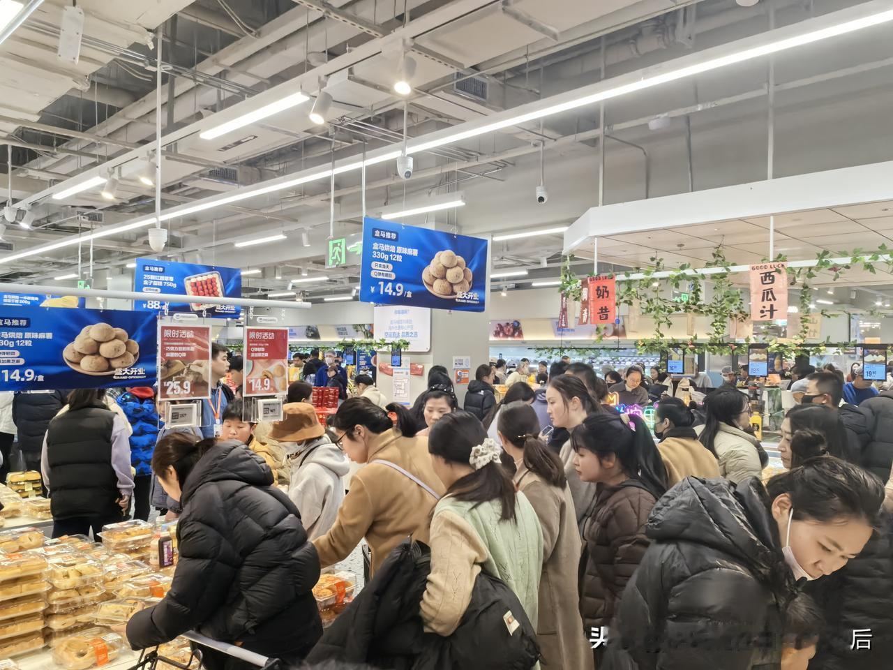 人山人海不是拥挤，而是无数梦想的相遇。
人山人海不是阻碍，而是连接你我的桥梁。