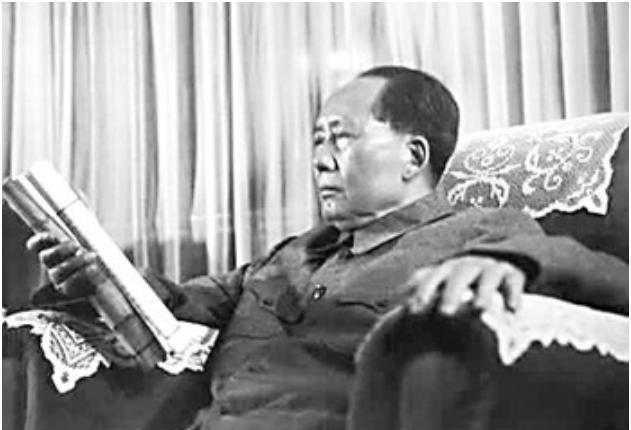 贺子珍离开前送给毛泽东一方手帕，其上留下四字箴言“从此诀别”，他们的情感故事令人