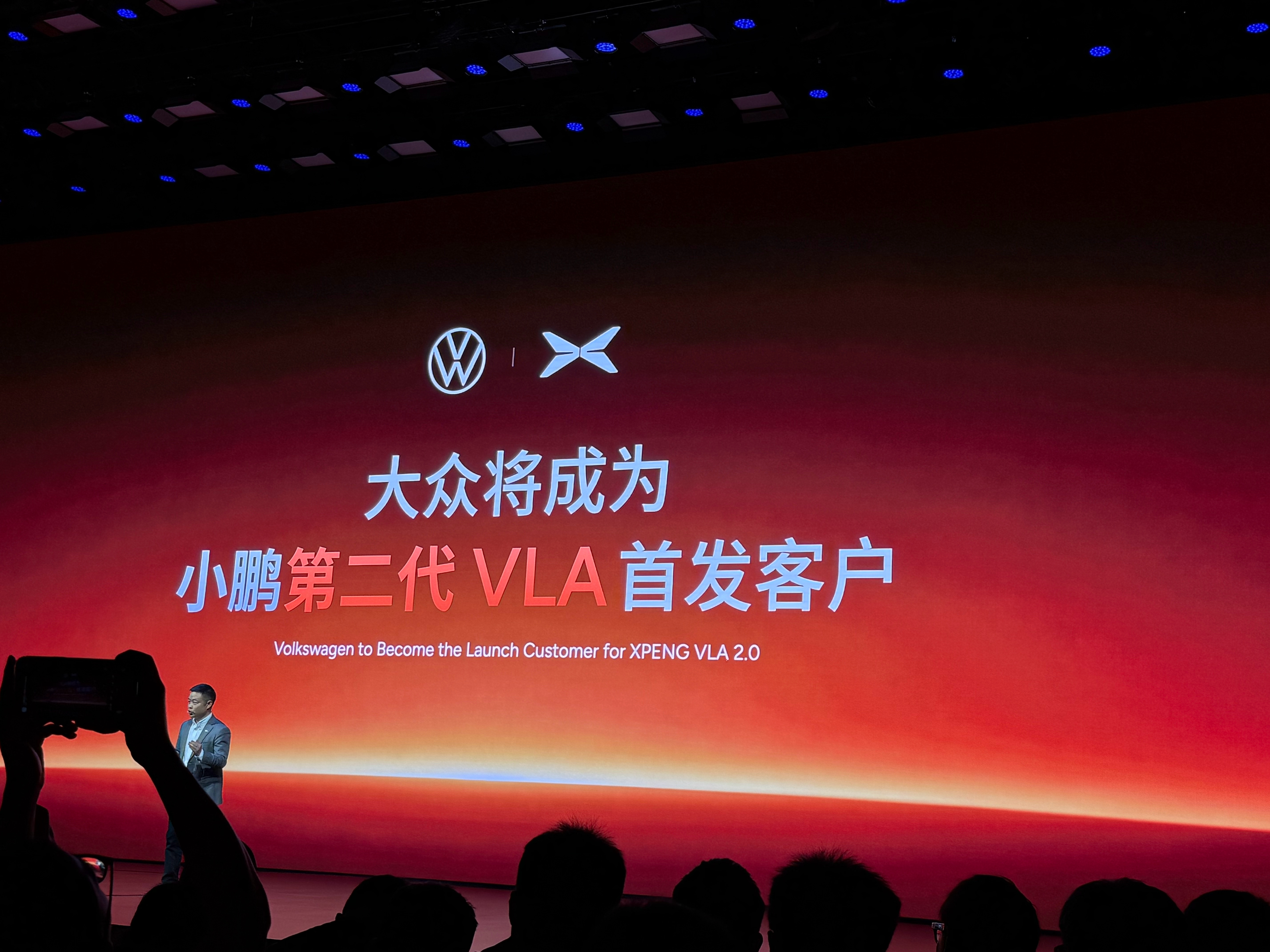 小鹏跟大众的关系是真铁啊，小鹏第二代 VLV 首发客户