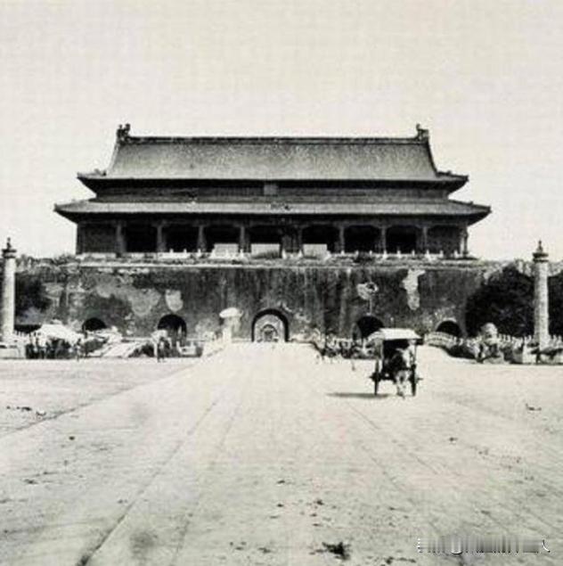 1969 年末，中央打算拆掉天安门广场再重新建设，然而在施工的时候，工人们在旧天