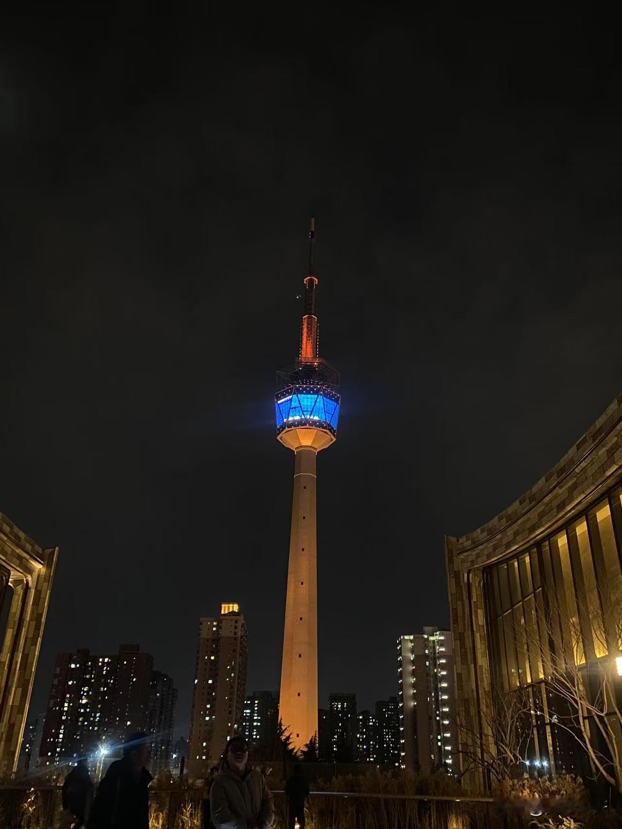 凛冽的寒风
恰如流离的父辈们干裂的老手
有气无力，拍打着故乡的破门
我把这群面相