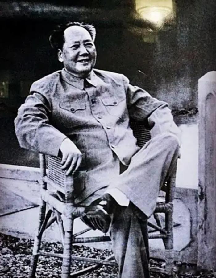 毛主席1966年6月在湖南省韶山滴水洞居住时写下的最后一首诗，并自己珍藏，值到逝