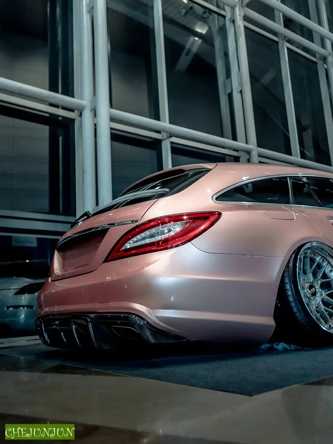 （超级显眼包）。CLS Shooting Brake