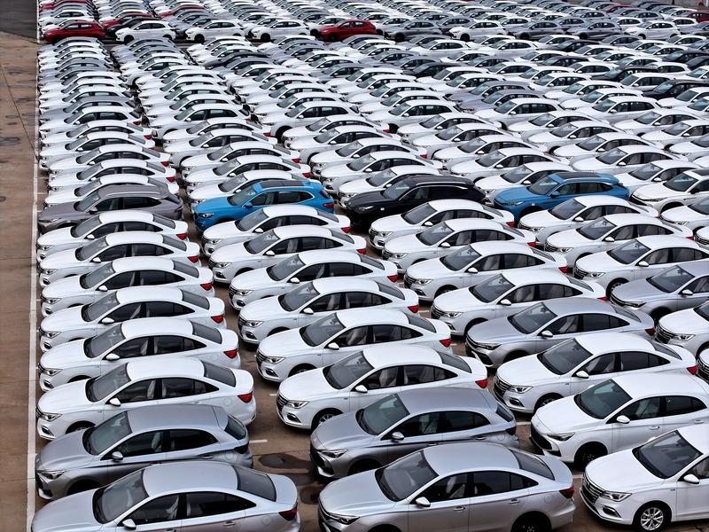 中国汽车工业要保持优势，得从多方面发力。
从数据看，今年前4个月产销量双双突破千