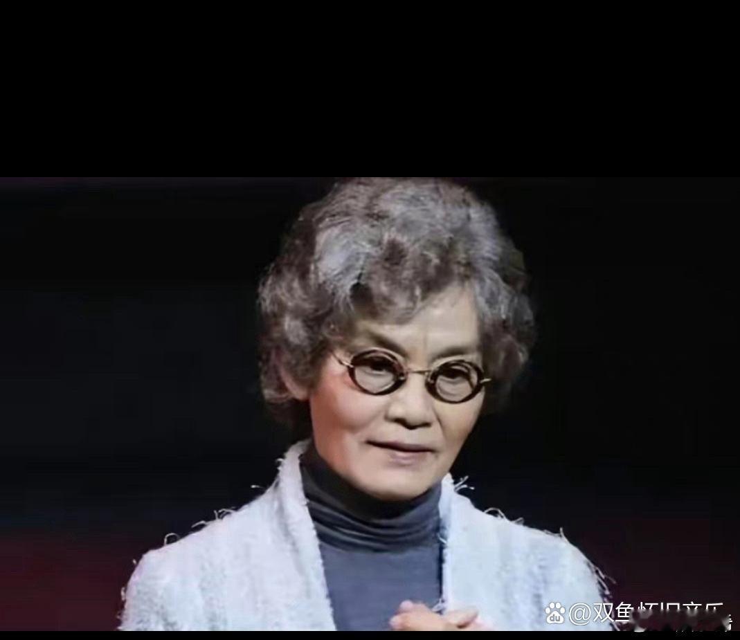 看了69岁潘虹的打扮，我悟了：白发不染，穿衣不花，才更高级时髦 ​​​