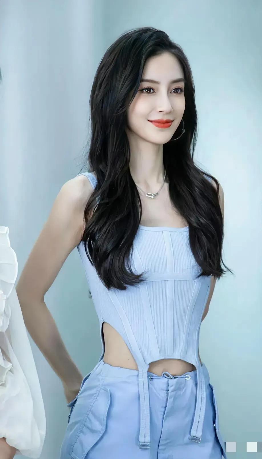 杨颖的衣服感觉好奇怪，
是不是穿错了?
下摆的两条带子像是鞋带没系好似的，强迫症