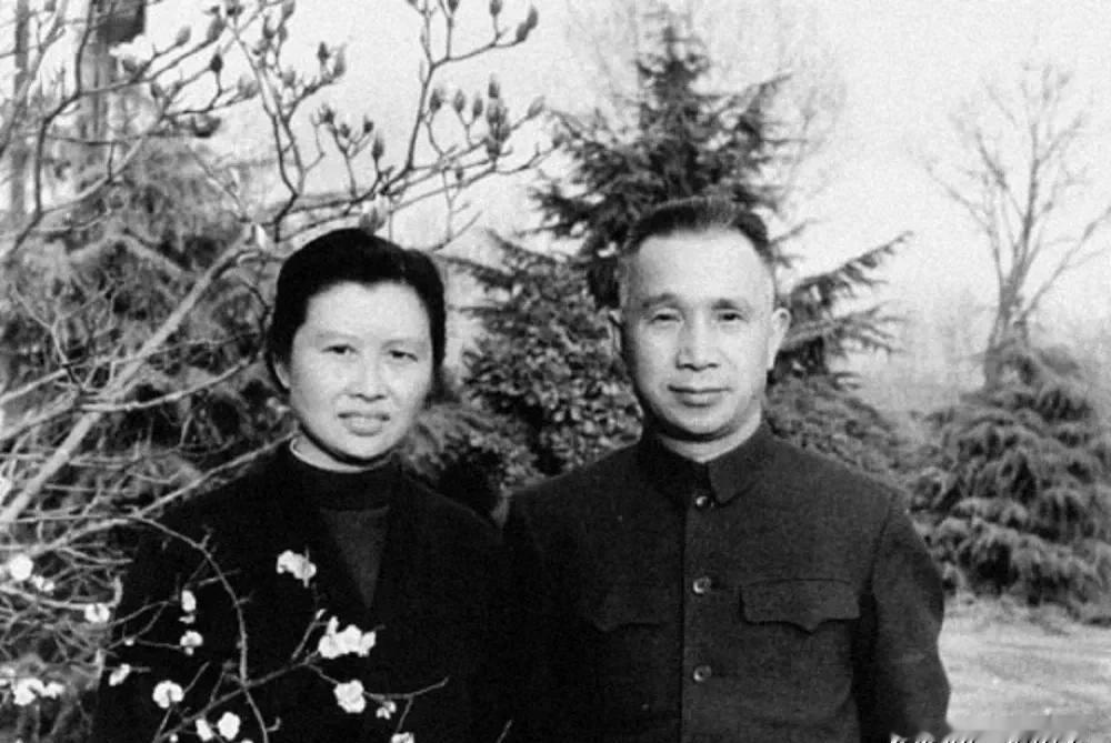上海解放后，粟裕和夫人楚青难得地逛了一次南京路。突然粟裕盯着一家咖啡厅说：“这里