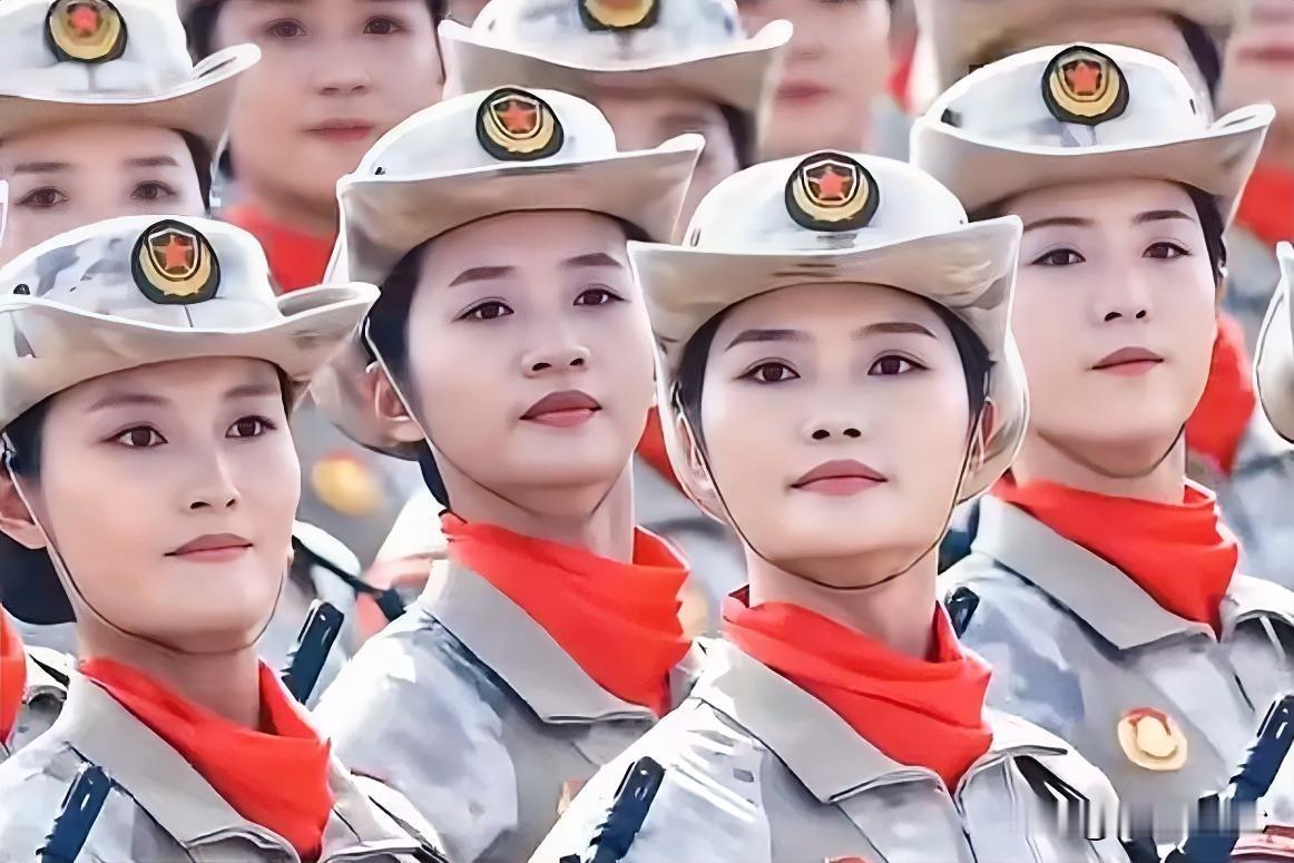 中国女民兵英姿飒爽，巾帼不让须眉，红颜更胜儿郎！铿锵玫瑰，不爱红妆爱武装，一身迷