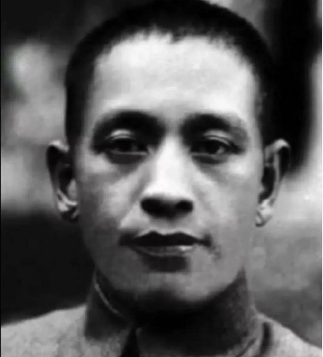 1937年12月，日军从四面八方包围上来。

城防工事里的电话铃响到第三声时，8