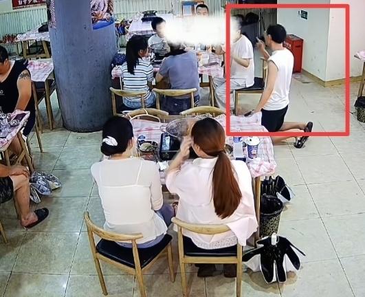 武汉自助火锅店老板下跪一事全网发酵后，后续反转让人唏嘘。当天一家五口进店，只买3