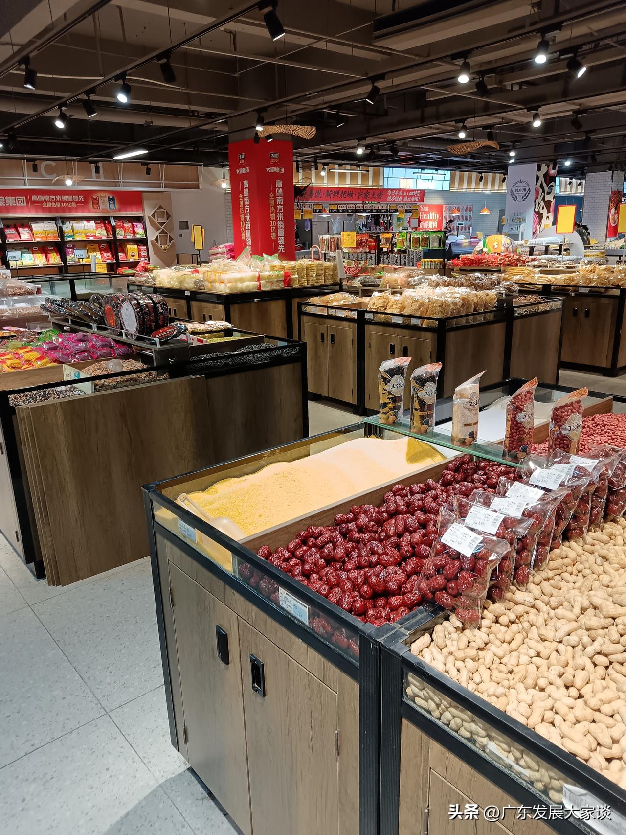 有没有发觉东莞的超市似乎都比较冷清？就说东莞这家靠近火车站的超市，里面几乎没什么