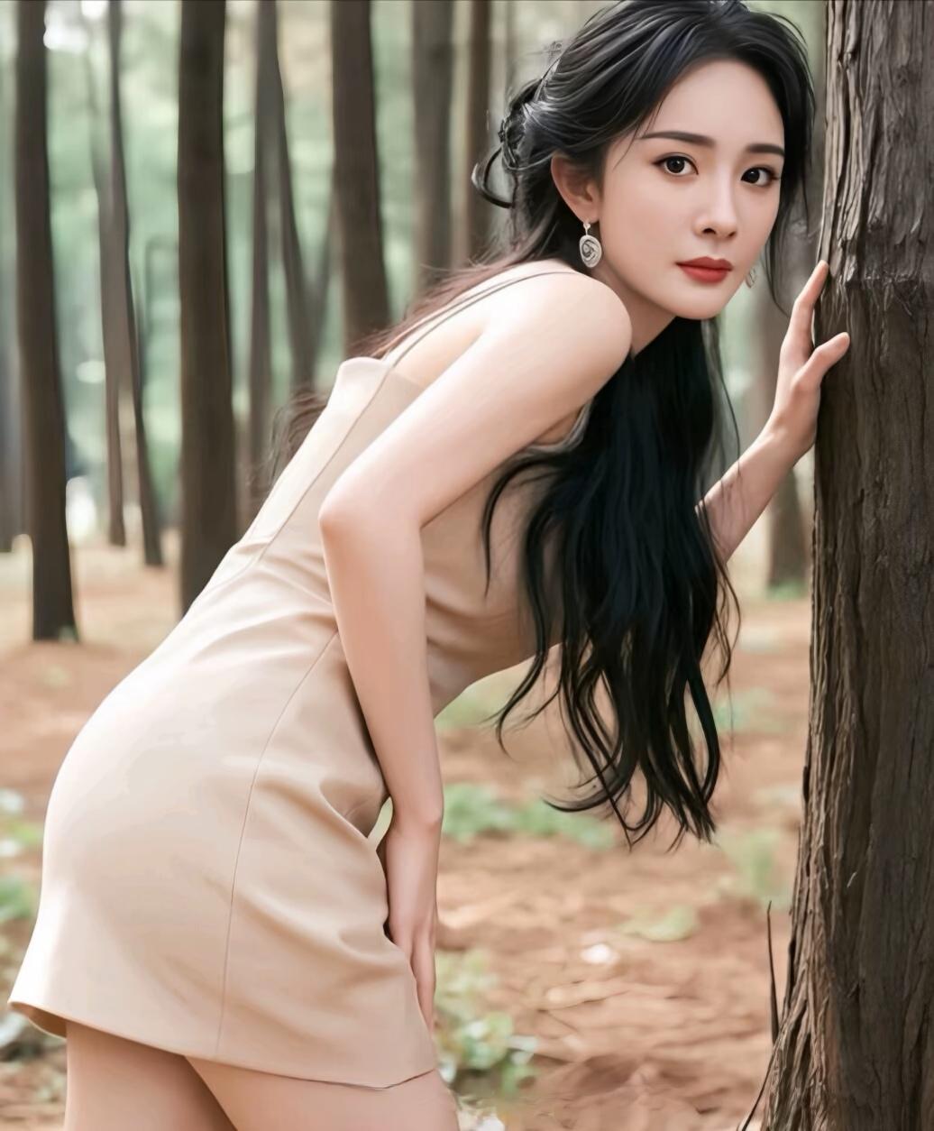 森林中的优雅女神，浅棕色连衣裙与自然融为一体。