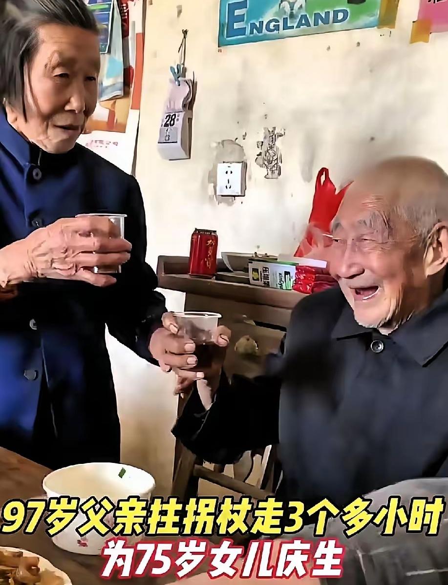 我的天爷！湖北，75岁老人过生日，饭菜刚上桌，院门吱呀一响，她抬头一看，惊得筷子