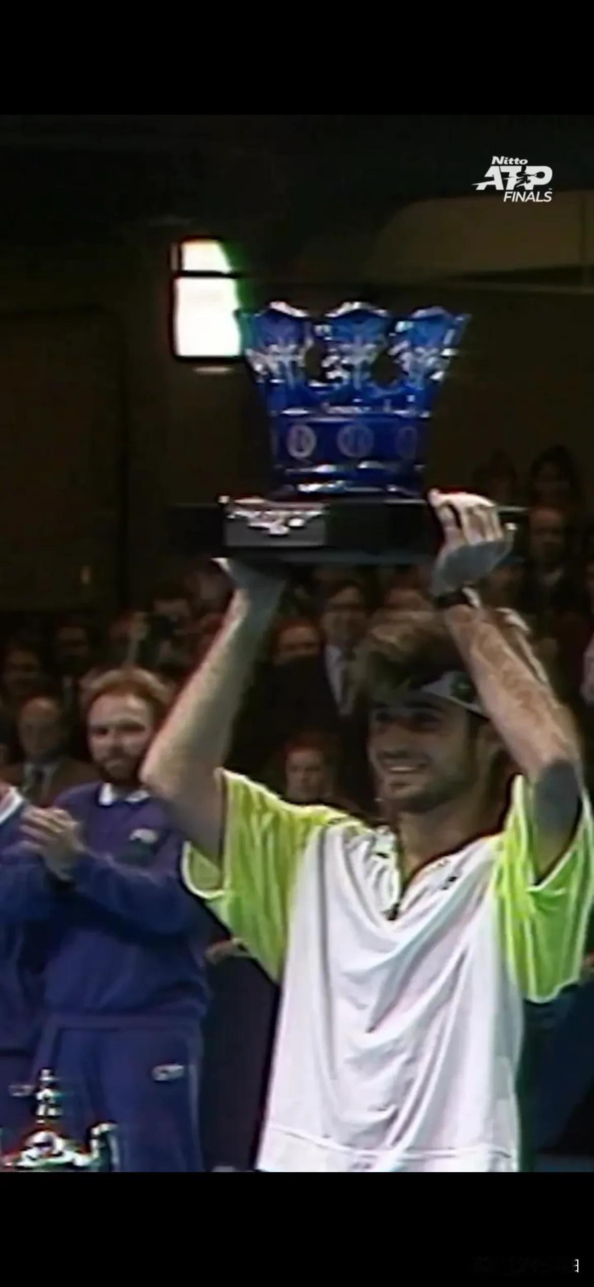 一个#ATP年终总决赛# 历年冠军举杯的合集。从1990年年终总冠军阿加西到20