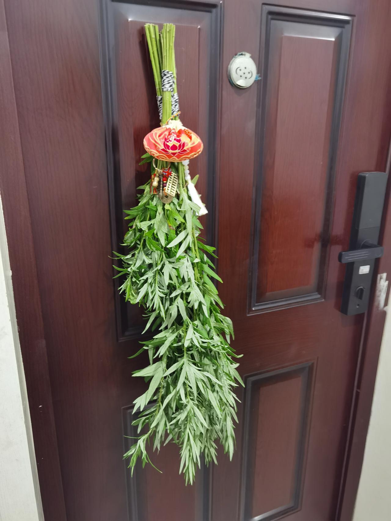 端午节挂艾草 这几年流行端午节在门口放艾草，菜市场也总有人骑着小三轮拉着捆好的艾