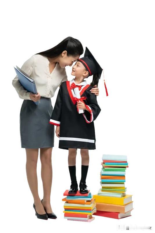 毕业季的温馨瞬间：妈妈与孩子的感人拥抱🎓💕