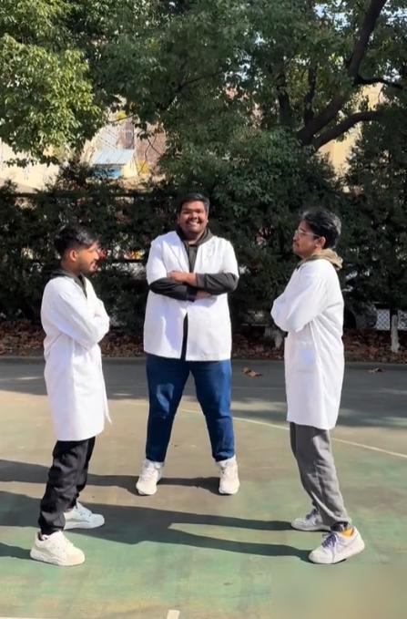 一个印度留学生说:“印度太热了，在中国可以随便开空调，想把全家人都接到中国来。