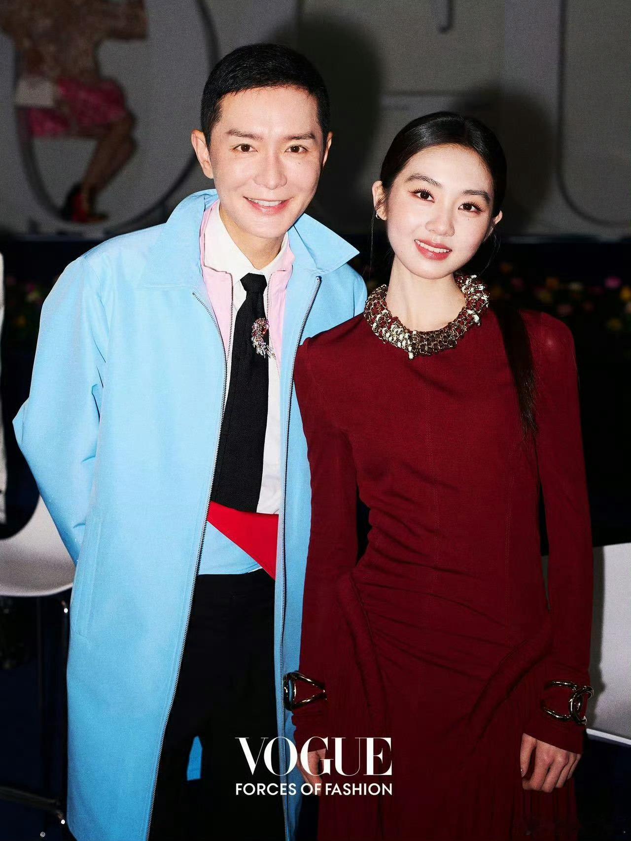 网友把黄多多和吴彦祖老婆的礼服互换黄多多正式出道的红毯首秀，妹妹表现力还不错诶[